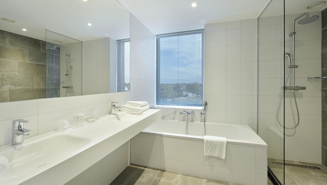 Comfort family room (bathroom) Van der Valk Hotel Nijmegen-Lent